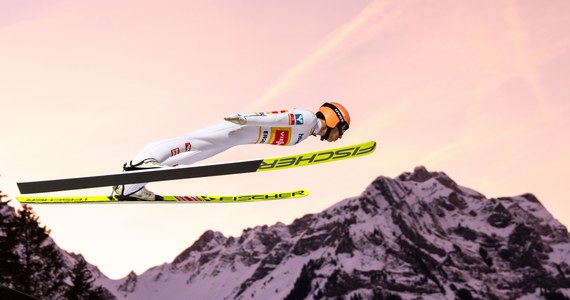 Austriacy zdominowali drugi konkurs Pucharu Świata w skokach narciarskich w szwajcarskim Engelbergu. Zawody wygrał Stefan Kraft, a drugie miejsce zajął Jan Hörl. Na najniższym stopniu podium uplasował się Niemiec Pius Paschke, który triumfował w sobotnim konkursie. Najlepszy z Polaków był Dawid Kubacki, który zakończył rywalizację na 14. miejscu.