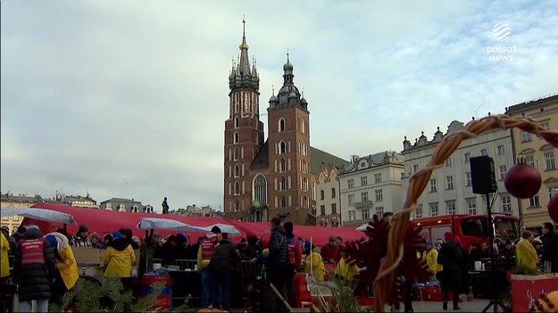 Na krakowskim rynku po raz kolejny odbyła się wigilia dla potrzebujących. Ciepły posiłek i towarzystwo drugiego człowieka to coś, na co może tam liczyć każdy. Zarówno organizatorzy wigilii jak i osoby związane z medycyną wskazują, że to właśnie samotność jest tym, co doskwiera dziś ludziom najsilniej. Szczególnie narażeni są seniorzy.
Materiał dla "Wydarzeń" przygotowała Monika Zalewska.