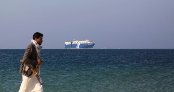 Morze Czerwone sparaliżowane. Członkowie wspieranego przez Iran jemeńskiego ruchu Huti terroryzują statki, co znacznie utrudnia żeglugę po zbiorniku. Niektóre firmy już wstrzymały transporty. Według brytyjskiego "Guardiana" Stany Zjednoczone mają w najbliższym czasie ogłosić wzmocnienie sił chroniących żeglugę na morzu. 