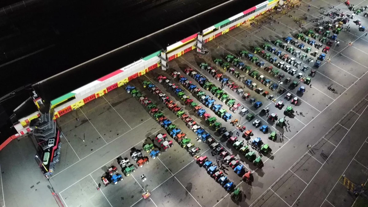 213 traktorów ustawili w kształt choinki włoscy rolnicy na torze wyścigowym Mugello koło Florencji. Ta nietypowa świąteczna instalacja ma zostać zgłoszona do Księgi Rekordów Guinnessa.