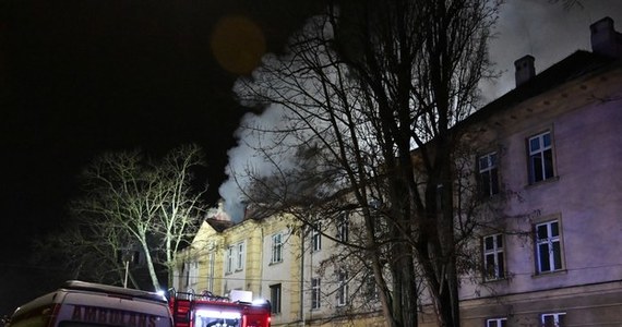 Po raz drugi w tym tygodniu doszło do pożaru dachu w budynku dawanego szpitala MSWiA przy ulicy Ogrodowej w Kielcach. Z ogniem do 2.00 w nocy walczyło 18 zastępów straży - poinformował RMF FM Marcin Bajur rzecznik Komendy Wojewódzkiej Państwowej Straży Pożarnej w Kielcach.