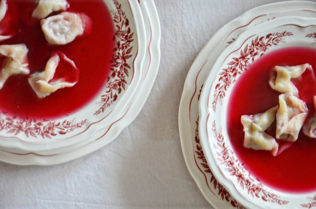 Słodko-kwaśny król wigilijnego stołu. Rubinowa zupa z dodatkiem malutkich pierożków nadzianych grzybowym farszem. Zachwycająca głębią aromatu i smaku. W przeszłości to danie podawano nie tylko w wigilię: delektowali się nim goście obiadów czwartkowych, a u książąt Czartoryskich było serwowane… podczas wielkanocnego śniadania. Jaka jest historia barszczu z uszkami? Jakie ma wartości odżywcze? I wreszcie - jak go przyrządzić?  