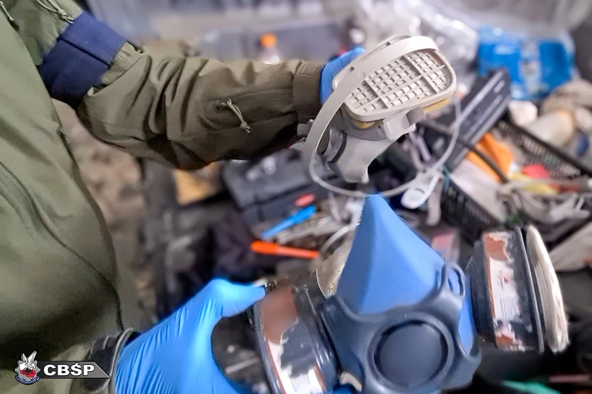 ​Ponad 5 litrów amfetaminy oraz 5 kg marihuany przejęli funkcjonariusze CBŚP podczas likwidacji znajdującego się w powiecie oleśnickim na Dolnym Śląsku laboratorium, w którym była wytwarzana amfetamina. W sprawie zatrzymano cztery osoby.