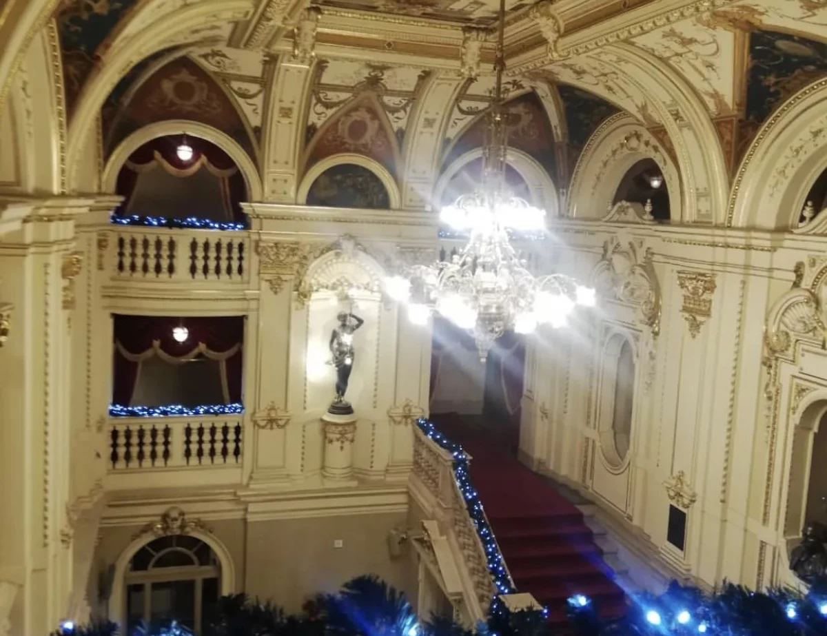 ​Nazwiska 130 krakowianek, które ze względu na działalność w różnych sferach życia społecznego, patriotycznego i artystycznego zasługują na pamięć kolejnych pokoleń, znalazły się na odsłoniętej w niedzielę w Teatrze Słowackiego Kurtynie Kobiet. W ten sposób scena uczciła swoje 130-lecie.