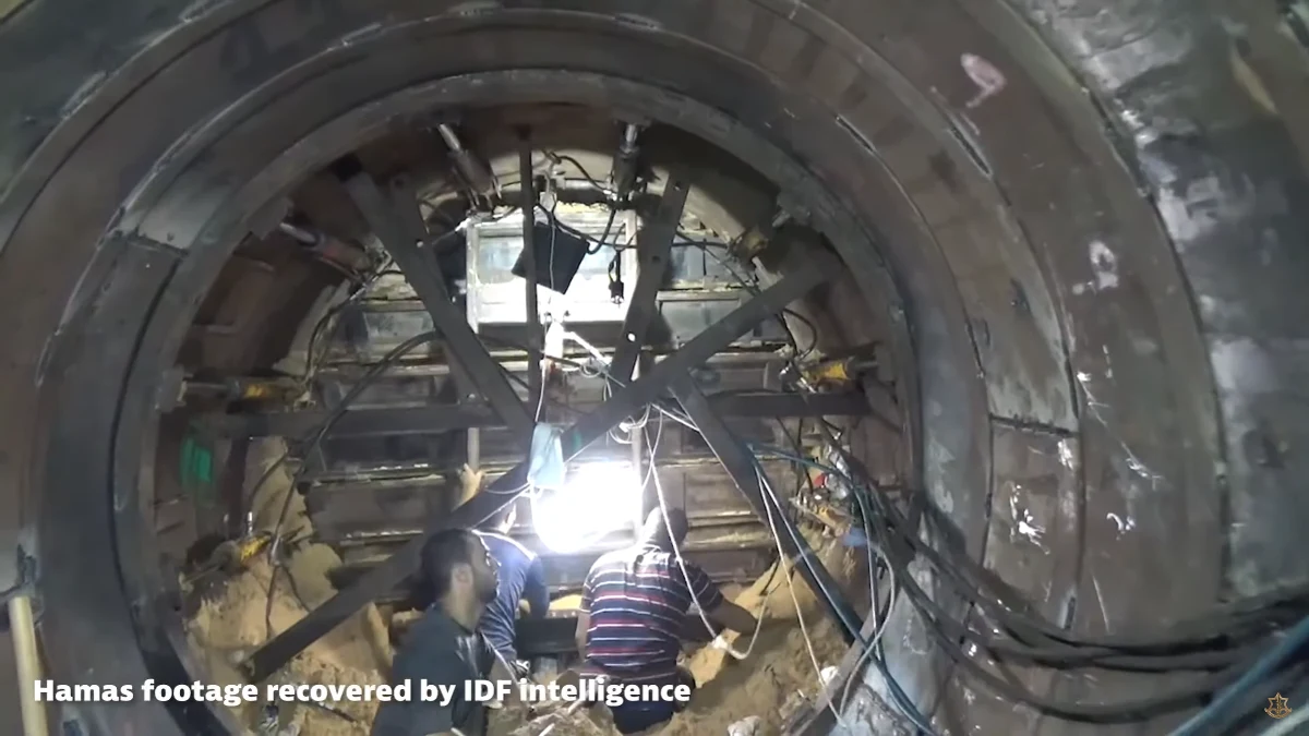 Ma cztery kilometry długości, jedno z wyjść jest położone mniej więcej 400 metrów od przejścia granicznego z Izraelem – armia izraelska odkryła największy dotąd tunel Hamasu. Znaleziono w nim dużą ilość broni – podaje BBC. 