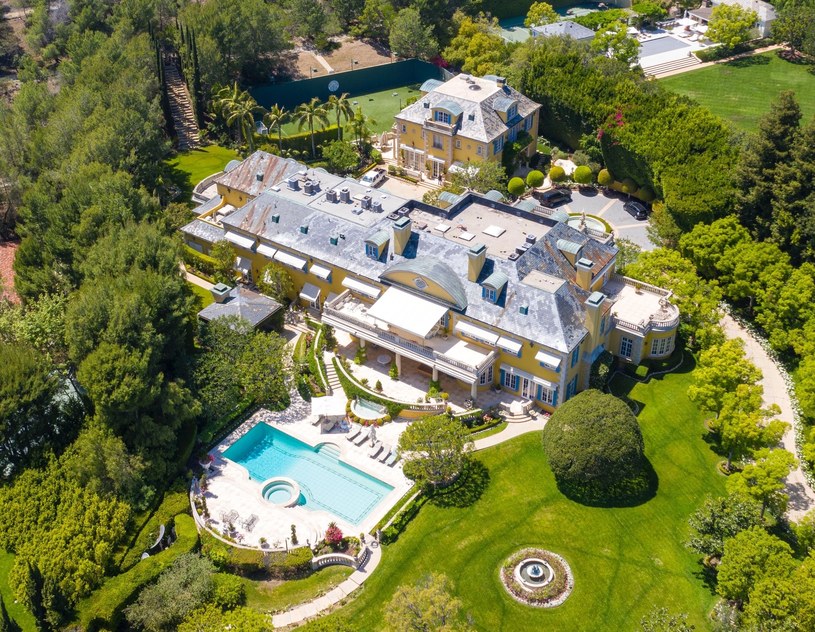 78-letni Rod Stewart zamierza pozbyć się swojej luksusowej posiadłości w Beverly Park. Wokalista jednak nie zamierza oddać jej za niewielką sumę. Gwiazdor obecnie wycenia dom na 80 milionów dolarów (ponad 300 mln zł). Sam kupił ją za nieco ponad 12 mln dolarów.