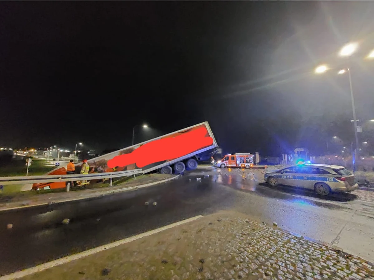 Nadmierna prędkość była przyczyną wypadku tira na rondzie Lubawie w woj. warmińsko-mazurskim. Pojazd, którym kierował 37-latek, na drodze krajowej nr 15 zjechał do tunelu dla pieszych. Jak przekazała RMF FM Joanna Kwiatkowska, oficer prasowa iławskiej policji, nikt w tym zdarzeniu nie został ranny.
