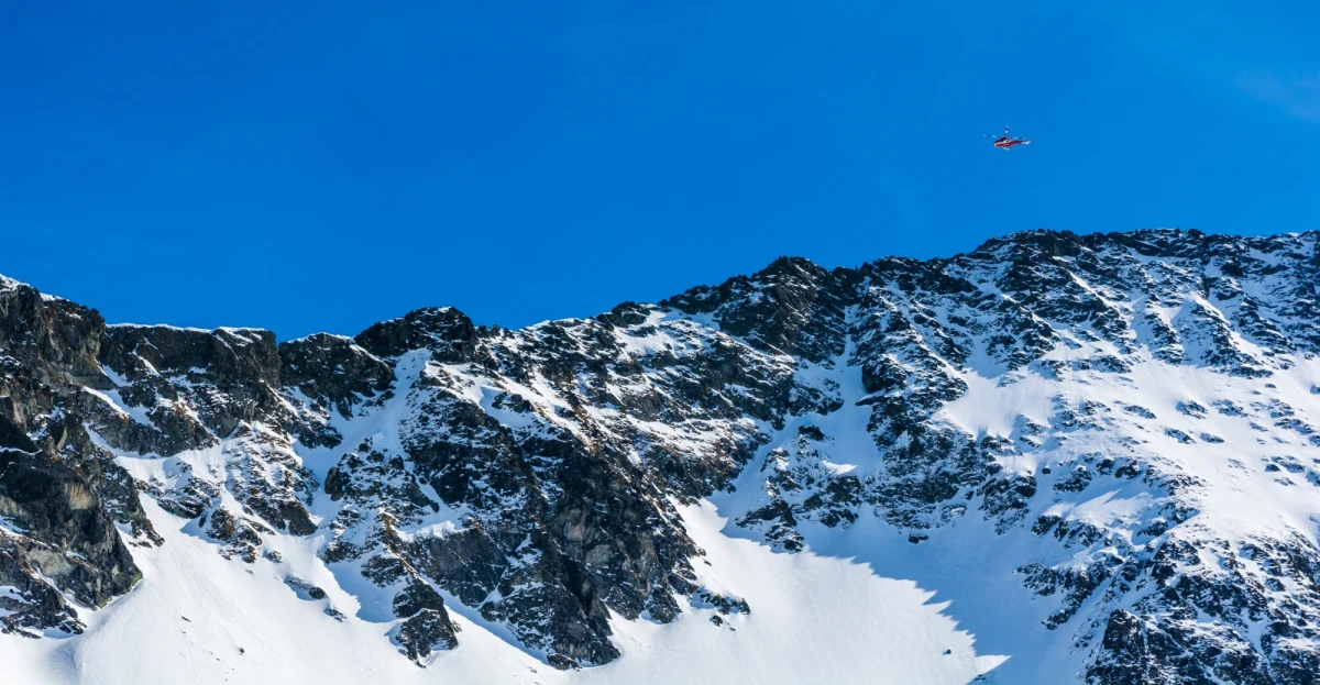 ​Zakopiańska policja zidentyfikowała ciało turysty odnalezione w piątek w Tatrach. To 32-latek z województwa mazowieckiego. Zwłoki odnalazł ratownik TOPR w rejonie Zawratowej Turni. Ze względu na złe warunki pogodowe, przetransportowano je śmigłowcem do Zakopanego w sobotę.