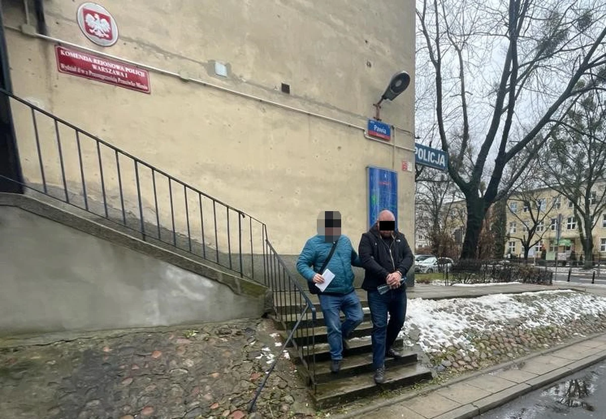 34-latek ukradł klucze od food trucka, dzięki którym zabrał z niego sejf, gotówkę oraz dwa tasery. Groził też pozbawieniem życia świadkowi, który ruszył za nim w pościg. Mężczyzna został tymczasowo aresztowany na 3 miesiące. Do zdarzenia doszło w stolicy, dokładnie przy Bulwarze Grzymały Siedleckiego. 