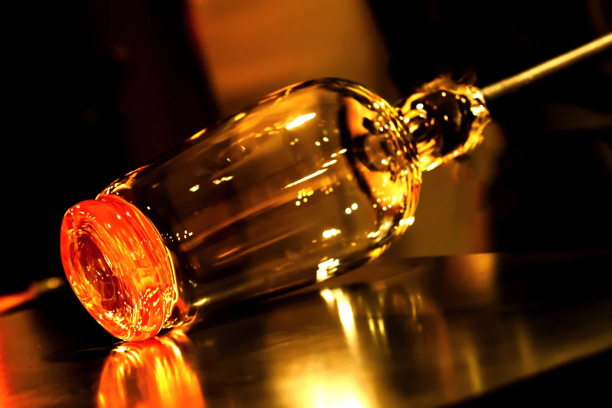 Wazon kupiony za 3,99 dolara w sklepie z używanymi rzeczami Goodwill w Wirginii został sprzedany za ponad 100 000 dolarów - poinformował w poniedziałek "The Guardian".