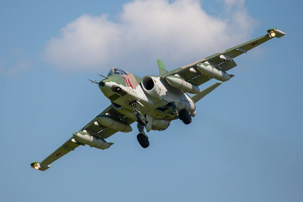 Siły rosyjskie zestrzeliły własny samolot szturmowy Su-25 – poinformował dowódca wojsk lotniczych Ukrainy, generał Mykoła Ołeszczuk. Wcześniejsze doniesienia mówiły, że maszyna została zniszczona przez Ukraińców.