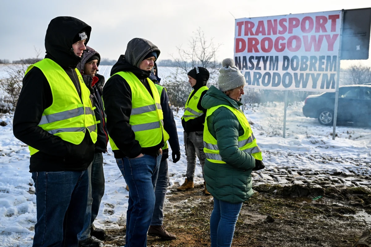 ​91 godzin muszą czekać kierowcy ciężarówek na odprawę na polsko-ukraińskiej granicy w Medyce. Jest to taki sam czas, jak w miniony weekend, czyli prawie cztery doby. Kolejki to skutek trwającego protestu przewoźników i rolników.
