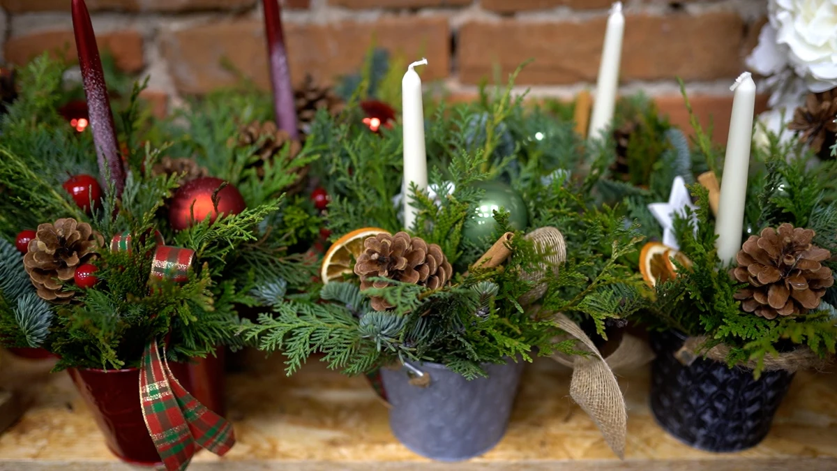 Gałązki świerku albo jodły, świeca, wstążka i kilka ozdób - to wystarczy, żeby samodzielnie zrobić bożonarodzeniowy stroik. Z bardziej specjalistycznych rzeczy warto kupić kawałek florystycznej gąbki i poszukać naczynia, w którym ustawimy świąteczną dekorację. Instrukcję krok po kroku przygotował dla nas florysta Piotr Sitarski.