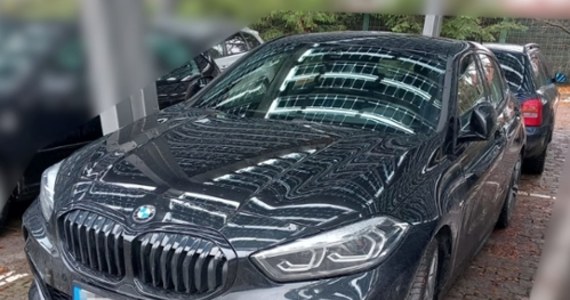 ​Śledczy z Bieszczadzkiego Oddziału SG oraz podkarpaccy policjanci odzyskali luksusowe BMW. Auto skradzione w Hiszpanii odnaleziono na jednym z rzeszowskich parkingów.