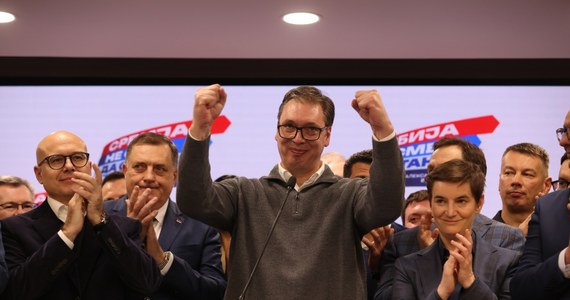 Po wczorajszych wyborach parlamentarnych i lokalnych prezydent Serbii Aleksandar Vuczić ogłosił zwycięstwo swojego środowiska politycznego. Z cząstkowymi wynikami nie zgadza się opozycja. Koalicja Serbia Przeciwko Przemocy wezwała do protestów i anulowania wyniku wyborów w Belgradzie.