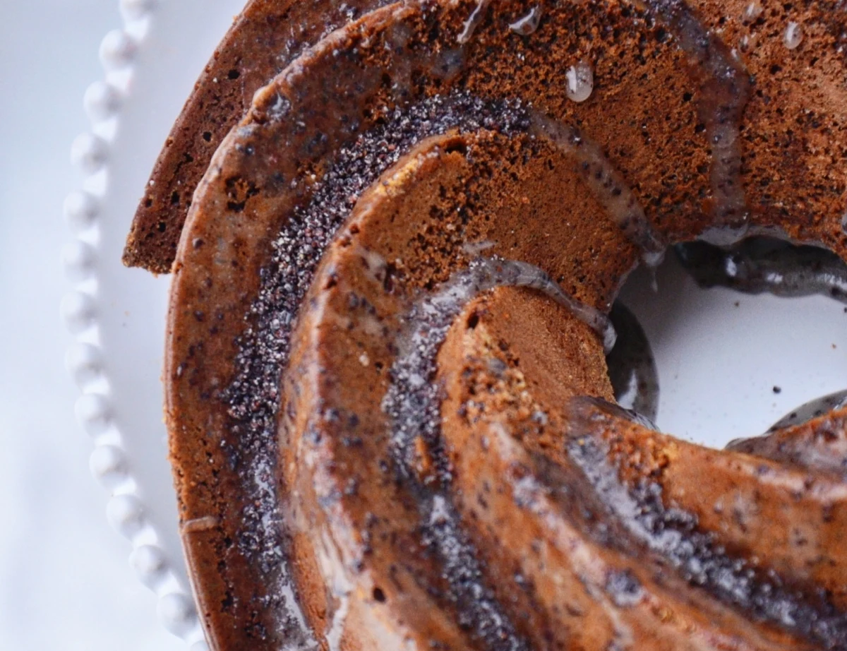 Jest jadany raczej od święta - znajdziemy go w potrawach szykowanych na specjalne okazje. Wierzono, że jego obecność na stole wigilijnym, zapewni w kolejnym roku dostatek i szczęście, a w dodatku umożliwi... kontakt ze zmarłymi. Przeczytajcie o historii, symbolice i właściwościach maku oraz o pomysłach na wykorzystanie go w bożonarodzeniowych przysmakach.