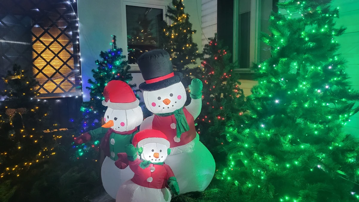 Pamiętacie Griswoldów z serii filmów "W krzywym zwierciadle" uwielbiających strojenie domów na święta? Mieszkańcy wsi Popowo w Lubuskiem każdego roku ozdabiają swoje domy i podwórka lampkami choinkowymi. Na jedną posesję przypada ich nawet kilkadziesiąt tysięcy. 