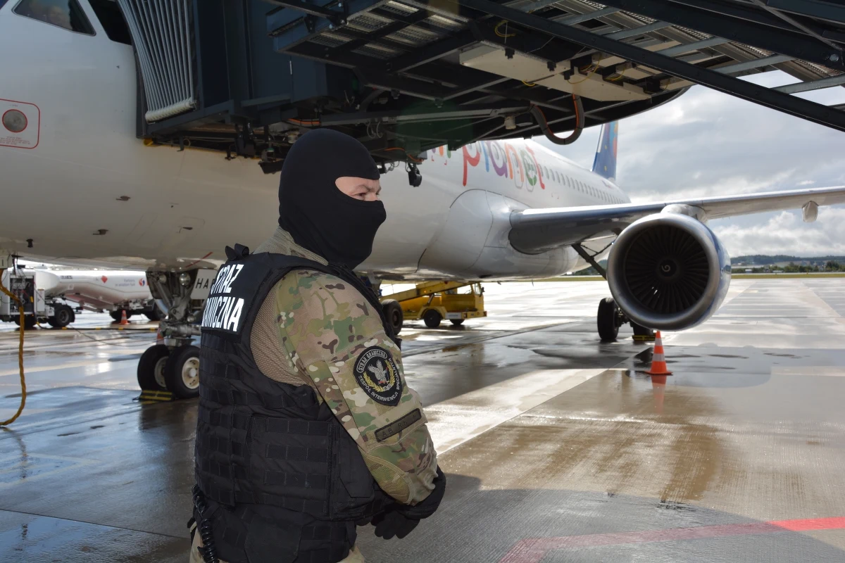 ​Funkcjonariusze Straży Granicznej wyprowadzili w kajdankach z samolotu, który wylądował na gdańskim lotnisku, agresywnego mężczyznę. 34-latek został ukarany mandatem.