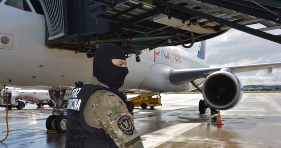 ​Funkcjonariusze Straży Granicznej wyprowadzili w kajdankach z samolotu, który wylądował na gdańskim lotnisku, agresywnego mężczyznę. 34-latek został ukarany mandatem.