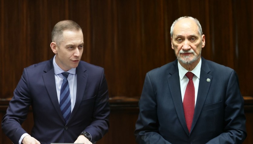  A. Macierewicz nie przyjął do wiadomości rozwiązania komisji i... przyszedł do pracy