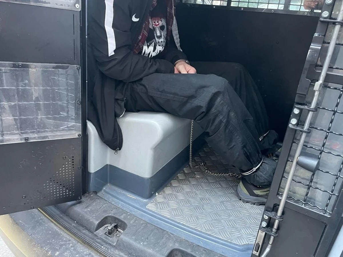 ​Na wniosek prokuratury sąd w Opolu tymczasowo aresztował 53-letniego Edwarda K., podejrzanego o napaść z nożem w ręku na 82-letniego klienta banku. Jak powiedział prokurator Stanisław Bar, podejrzanemu grozi od 15 do 30 lat więzienia lub dożywocie.