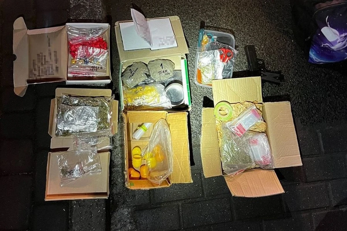 Policjanci z Gdańska zatrzymali dwóch obywateli Ukrainy i Białorusinkę, którzy odpowiedzą za handel narkotykami. W samochodzie, którym jechali i w ich mieszkaniu znaleziono ponad 3 kilogramy środków odurzających. Sąd zastosował wobec nich tymczasowy areszt. Grozi im do 12 lat więzienia. 