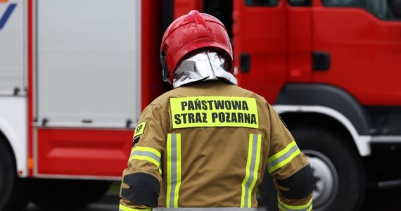 Około 60-letnia kobieta zginęła w pożarze budynku jednorodzinnego w Rybniku. Podczas akcji wypadkowi uległ strażak, który trafił do szpitala.