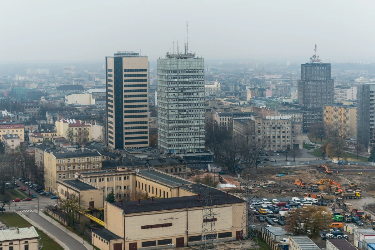 ​Od poniedziałku zmienia się organizacja ruchu w centrum Łodzi. Z powodu budowy drugiego tunelu pod miastem zamknięta jest ul. Traugutta w kierunku północnym, od ul. Kilińskiego do ul. Sienkiewicza i dotyczy to również parkingów - podało biuro prasowe Urzędu Miasta Łodzi.