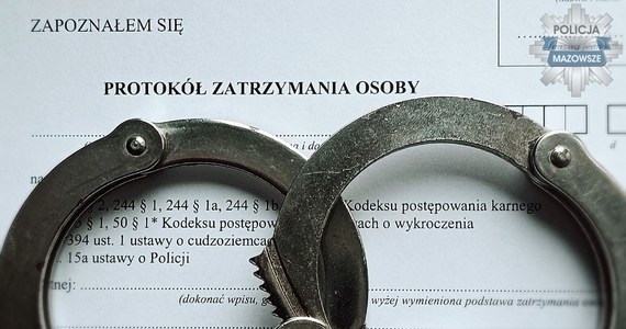 ​Mimo 5 wydanych przez sąd dożywotnich zakazów prowadzenia pojazdów, 32-latek z pow. sochaczewskiego (Mazowieckie) znów wpadł w ręce mundurowych, gdy prowadził samochód po pijanemu. 