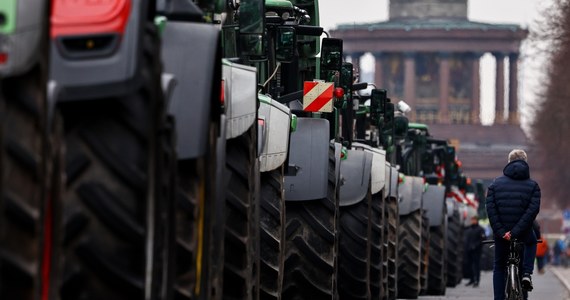 W centrum Berlina odbyła się duża demonstracja rolników. Protestowali oni przeciwko planom oszczędnościowym rządu, w tym cofnięciu dopłat do oleju napędowego dla rolnictwa. 