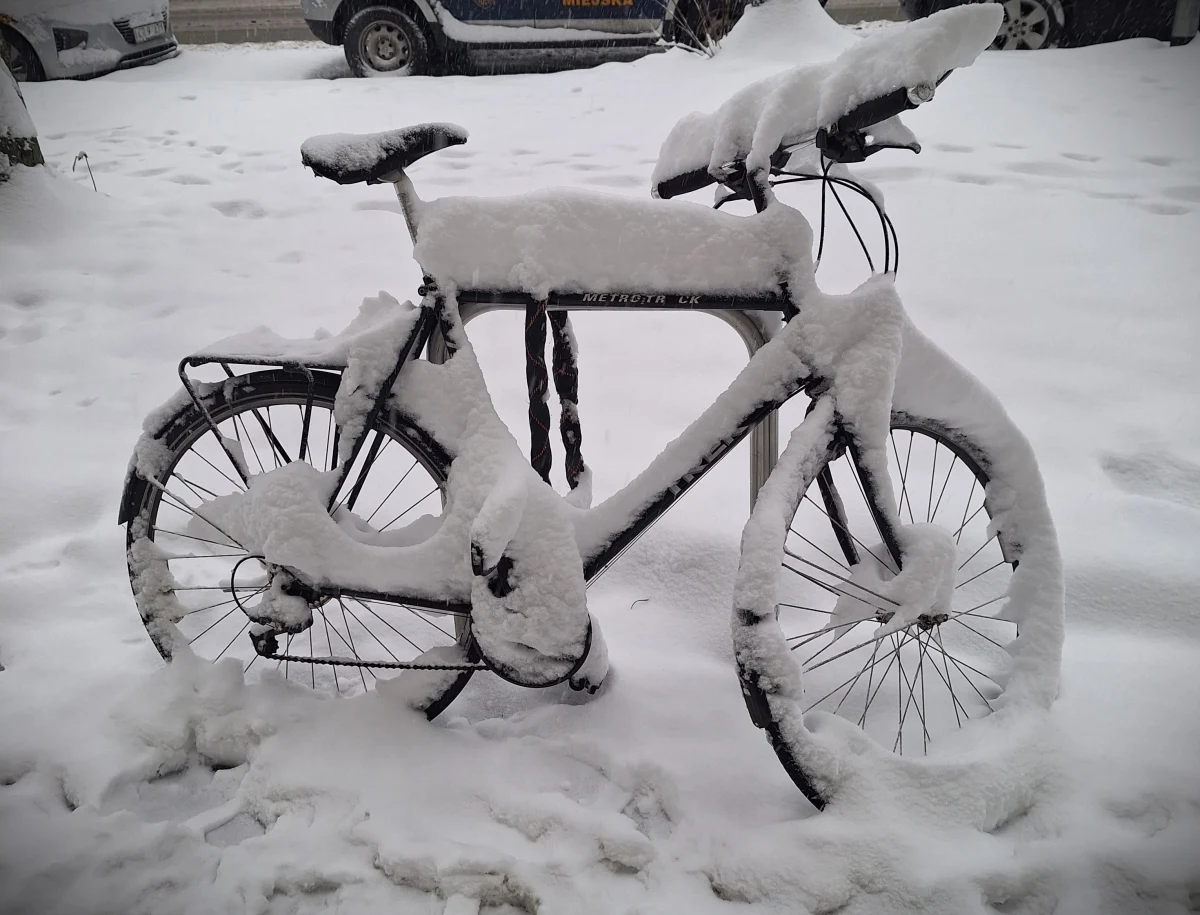 Kończy się powoli rok. Czas na renesans reminiscencji, przegląd zdarzeń, które odcisnęły piętno na mojej pamięci. Dzielę je na te najbardziej spektakularne, o globalnym charakterze, i te lokalne, intymne, prywatne. Te pierwsze są bardzo głośne, dzielę je z całą kohortą, ogromną grupą ludzi. Przykładem jest koronamorfoza, jak nazwałem sobie Potężną Przemianę związaną z Wielkim Resetem po pandemii Covid-19. Jednak są też drobne wydawałoby się zdarzenia, które mimo swojej ulotności, są dla mnie na tyle istotne, że po ich dogłębnym przemyśleniu, trwającym wiele tygodni, postanowiłem tu, na tym blogu jakoś "zakotwiczyć". Jednym z ważnych epizodów w moim życiu było spotkanie ze studentami z Radia Meteor Uniwersytetu im. Adama Mickiewicza w Poznaniu. 