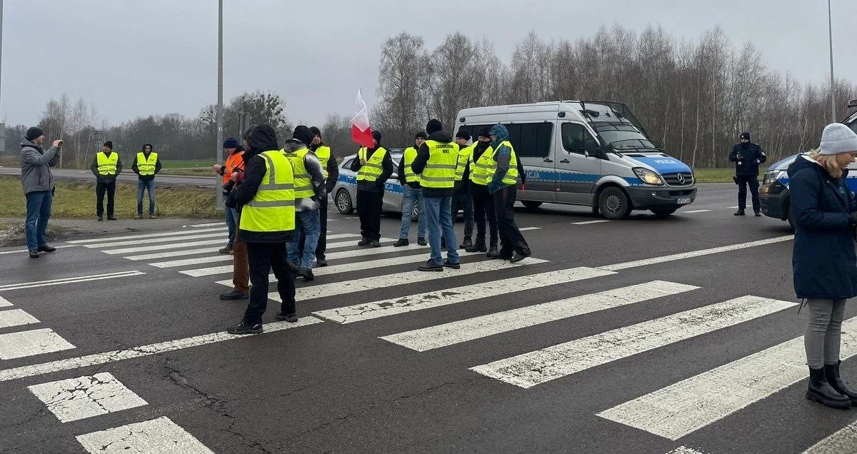 Przewoźnicy o godz. 14 wznowili protest na drodze krajowej nr 12 przed przejściem granicznym z Ukrainą w Dorohusku na Lubelszczyźnie. W zgromadzeniu w miejscowości Okopy uczestniczy 25 osób.