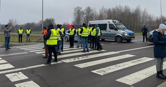 Przewoźnicy o godz. 14 wznowili protest na drodze krajowej nr 12 przed przejściem granicznym z Ukrainą w Dorohusku na Lubelszczyźnie. W zgromadzeniu w miejscowości Okopy uczestniczy 25 osób.