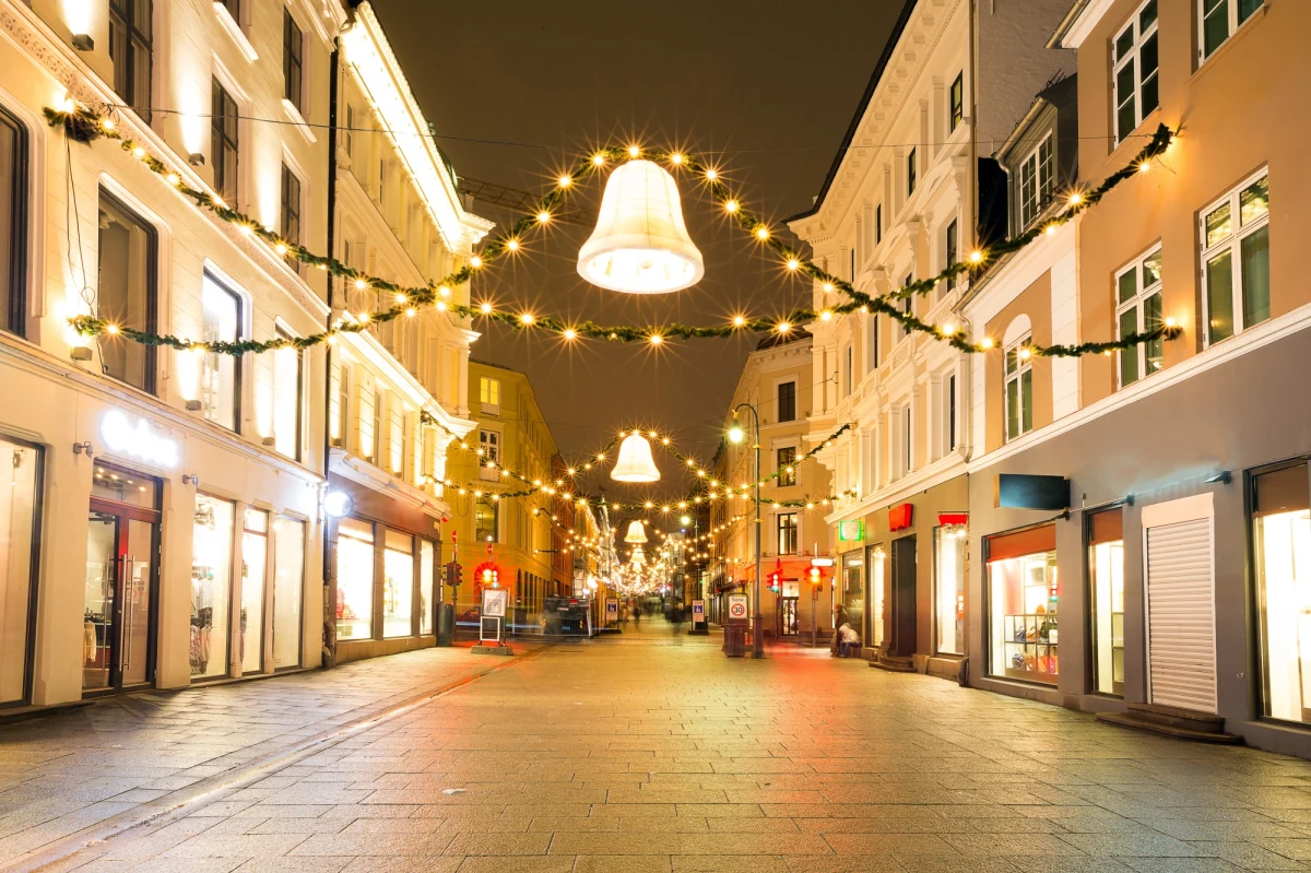 Polskie małżeństwo zaatakowane w centrum Oslo przez grupę nastolatków. Do zdarzenia doszło w niedzielę wieczorem na jarmarku bożonarodzeniowym. Do Polaków strzelano z broni palnej. 