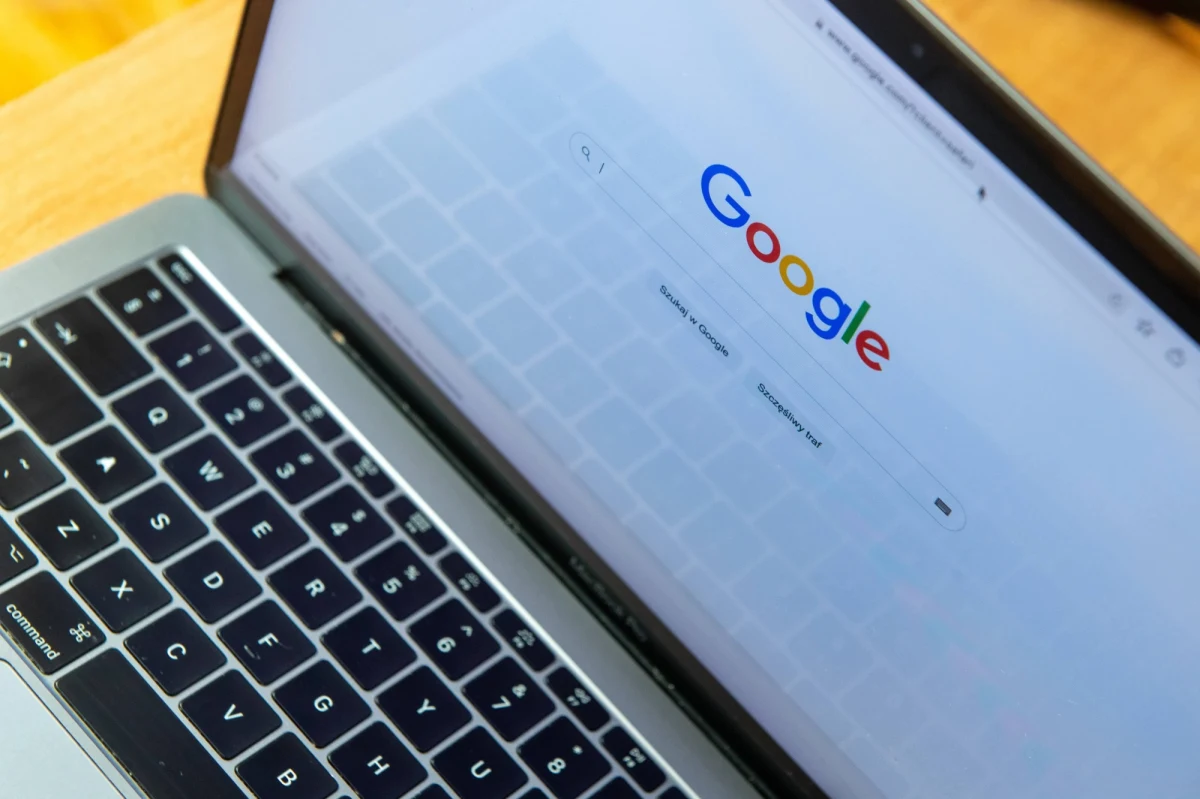 Od dziś firmy takie jak Google i Meta muszą zacząć płacić kanadyjskim redakcjom za zamieszczanie linków do ich artykułów. Google zdecydowało się płacić 100 mln CAD rocznie, Meta blokuje linki do informacji na Facebooku i Instagramie.