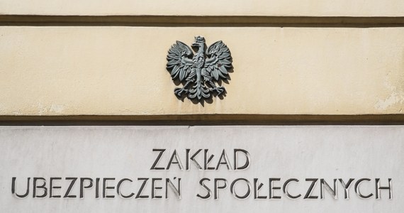 Emeryci i renciści, którym ZUS wypłaca świadczenia 25. każdego miesiąca, w grudniu otrzymają je przed świętami. Dotyczy to zarówno wypłat przekazywanych przez listonosza, jak i przelewów, które trafiają na rachunki bankowe - przekazał Zakład Ubezpieczeń Społecznych.