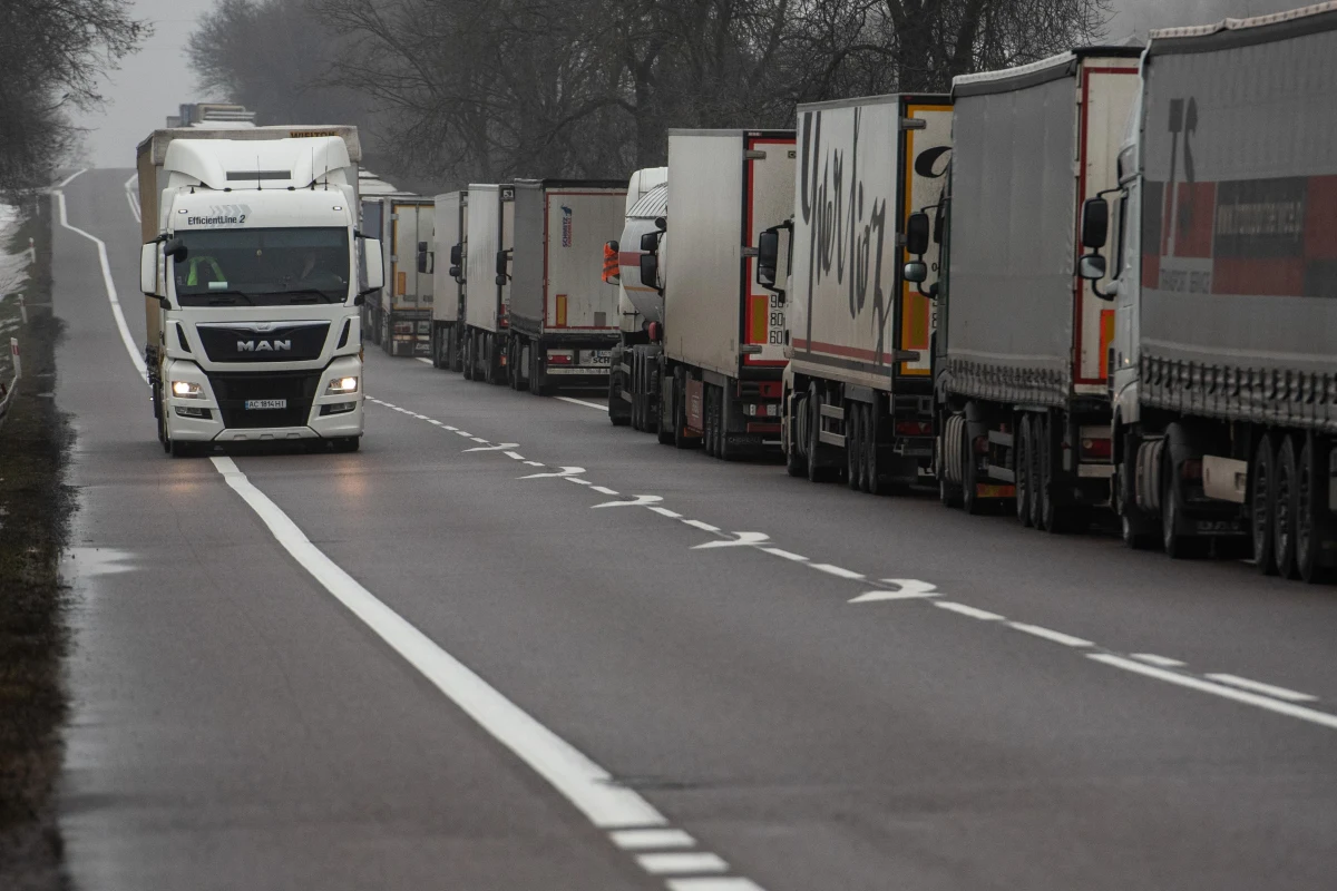 ​Ok. 1,6 tys. tirów stoi we wtorek w 39-kilometrowej kolejce na wyjazd z kraju przez przejście z Ukrainą w Dorohusku (Lubelskie). Czas oczekiwania do odprawy wynosi ok. 100 godzin - podała policja. Polscy przewoźnicy wznowili w poniedziałek protest przed przejściem granicznym w Dorohusku.