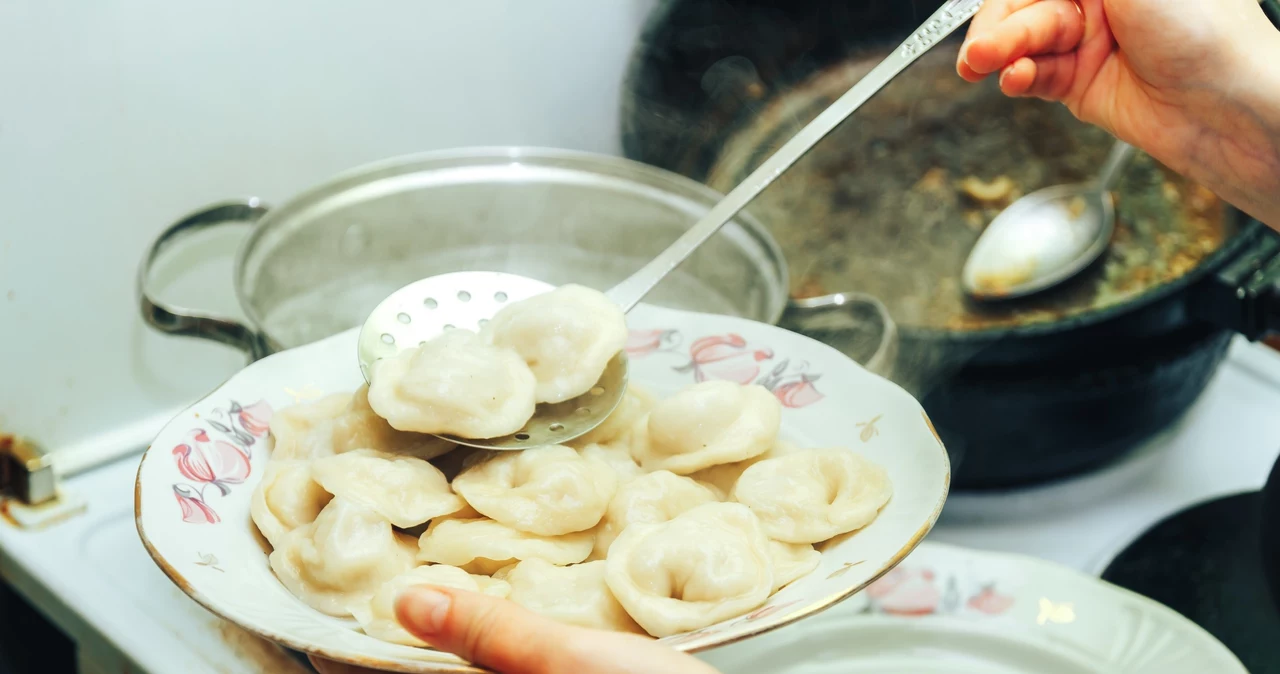  Tylko trzy składniki. Ciasto na pierogi będzie cienkie i nie będzie się rozpadać