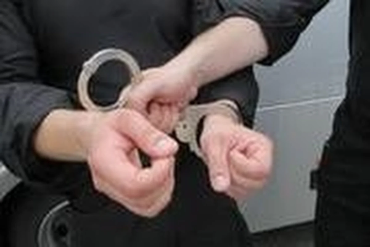 Policjanci z warszawskiej Pragi zatrzymali 24-latka, który w jednym z lokali usługowych wymachiwał bronią. Pochodzący z Białorusi mężczyzna był pijany, a w Polsce przebywał nielegalnie.

