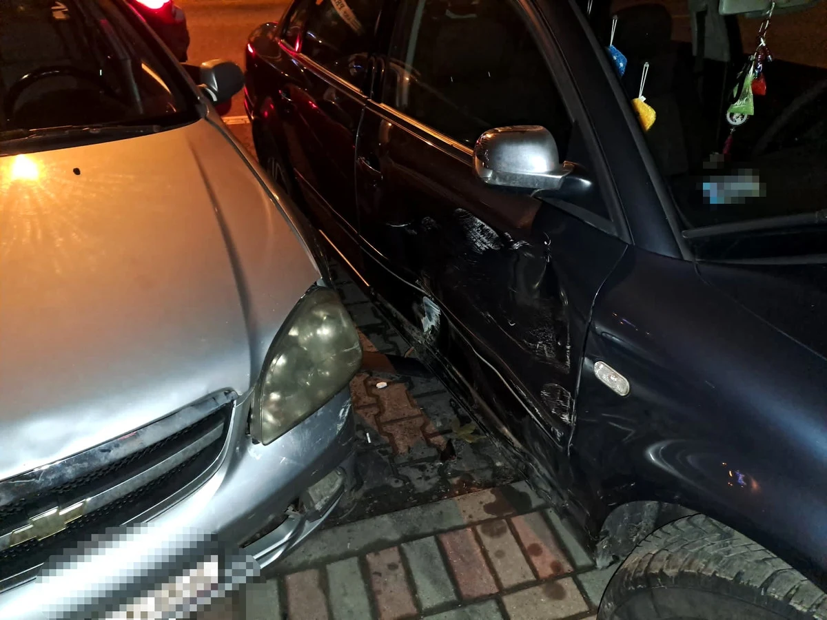 17-letnia obywatelka Ukrainy chcąc wyjechać z parkingu uszkodziła dwa zaparkowane pojazdy. Okazało się, że nie ma uprawnień do kierowania pojazdami i jest nietrzeźwa - przekazała policja w Piasecznie ( Mazowieckie). 