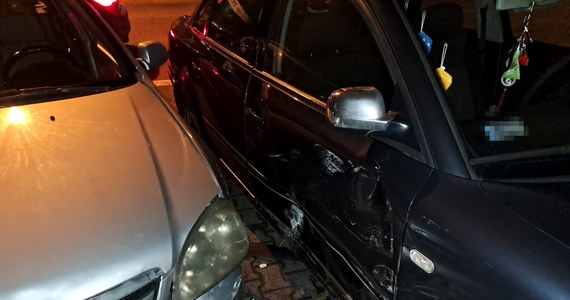17-letnia obywatelka Ukrainy chcąc wyjechać z parkingu uszkodziła dwa zaparkowane pojazdy. Okazało się, że nie ma uprawnień do kierowania pojazdami i jest nietrzeźwa - przekazała policja w Piasecznie ( Mazowieckie). 