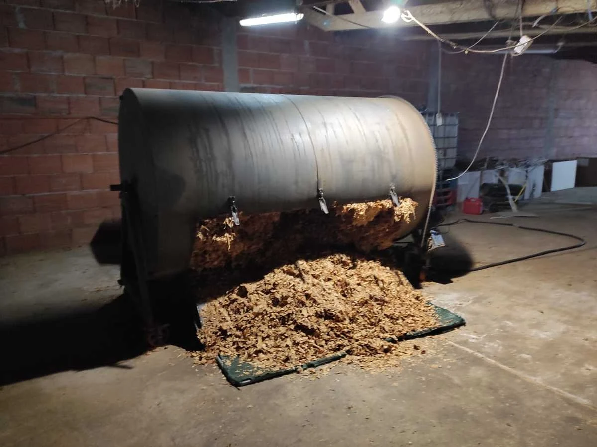 Ponad 20 ton liści tytoniu i prawie 2 tony krajanki tytoniowej przejęli łódzcy policjanci wspólnie z funkcjonariuszami skarbówki podczas likwidacji nielegalnej fabryki papierosów. Towar był ukryty w stajni, a na jej poddaszu funkcjonowała linia produkcyjna. Zatrzymano trzech mężczyzn i kobietę podejrzanych i udział w zorganizowanej grupie przestępczej.

