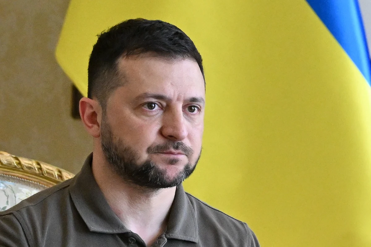 Zaufanie społeczne do prezydenta Ukrainy Wołodymyra Zełenskiego spada w miarę trwania wojny z Rosją - wynika z badania przeprowadzonego przez Kijowski Międzynarodowy Instytut Socjologii. Tymczasem wiara w Siły Zbrojne Ukrainy oraz ich dowódcę Wałerija Załużnego pozostaje wysoka.  Obaj od pewnego czasu są skonfliktowani. 