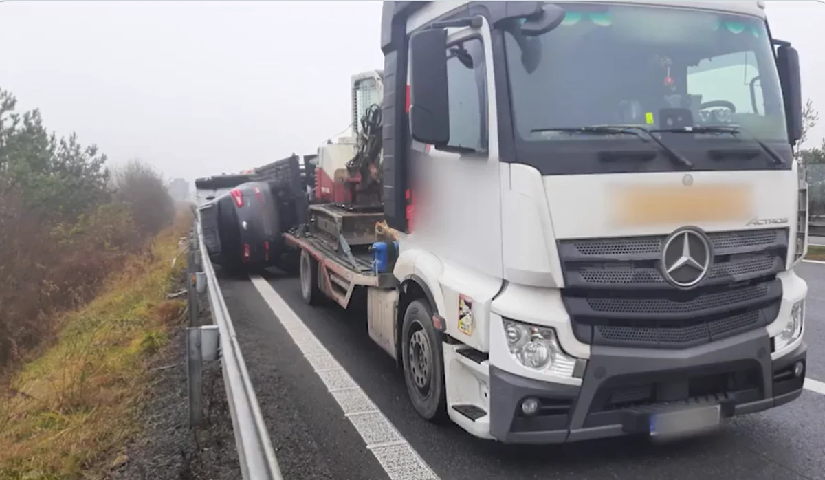 Do bardzo niebezpiecznego zdarzenia doszło dzisiaj na autostradzie D35 w okolicach Ołomuńca w Czechach. Przyczepa ciężarówki przewróciła się w czasie jazdy. 