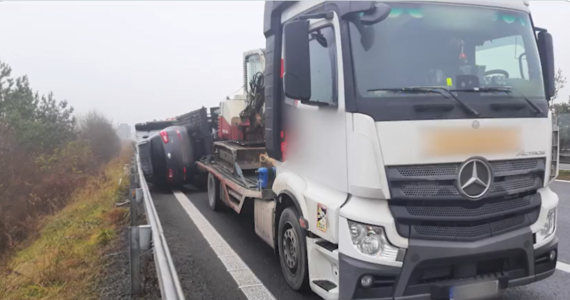 Do bardzo niebezpiecznego zdarzenia doszło dzisiaj na autostradzie D35 w okolicach Ołomuńca w Czechach. Przyczepa ciężarówki przewróciła się w czasie jazdy. 