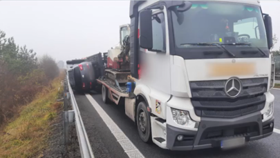 Wypadek na autostradzie. Przyczepa tira przewróciła się w czasie jazdy [NAGRANIE]