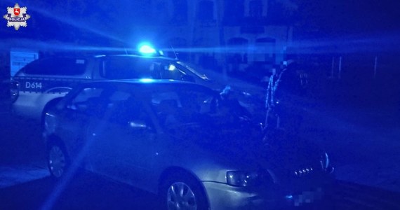 Policjanci z Opola Lubelskiego w środku nocy zatrzymali do kontroli drogowej audi. Za kierownicą siedział 16-latek, który bez zgody rodziców wziął kluczyki do samochodu i zabrał na przejażdżkę 15-letnią koleżankę. Jakby tego było mało, miał ponad 0,5 promila alkoholu w organizmie.
