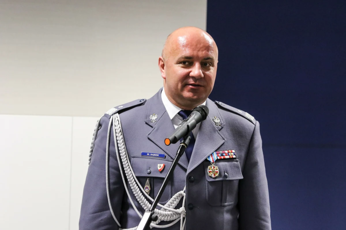 Na liście kandydatów na szefa policji nie ma już generała Mariusza Dąbka - dowiedział się nieoficjalnie reporter RMF FM. Wczoraj media obiegła informacja, że to były małopolski komendant policji zastąpi na stanowisku Jarosława Szymczyka. Ta informacja jednak się nie potwierdziła. 