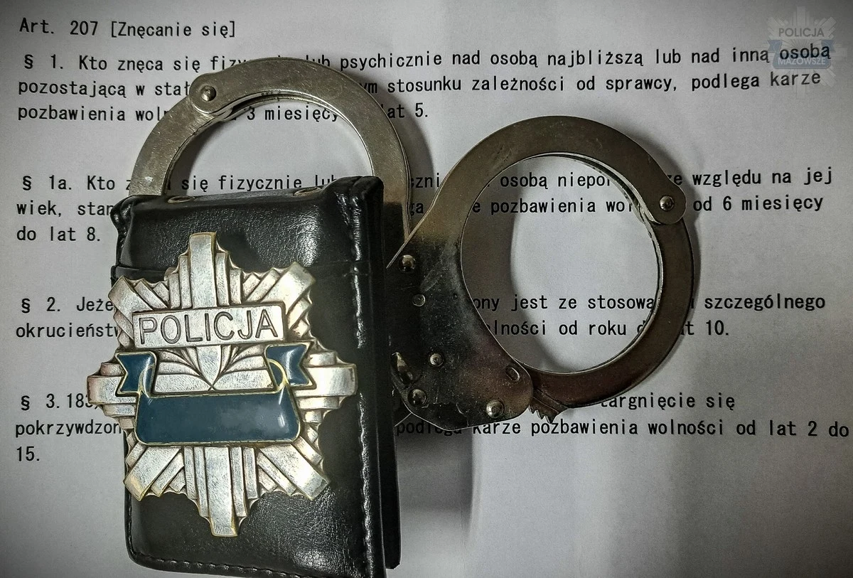 Obydwoje znęcali się psychicznie i fizycznie nad mieszkanką powiatu wyszkowskiego w Mazowieckiem. Chodzi o męża i syna poszkodowanej kobiety. 57-latek trafił do aresztu, a policyjny dozór ma 19-latek.