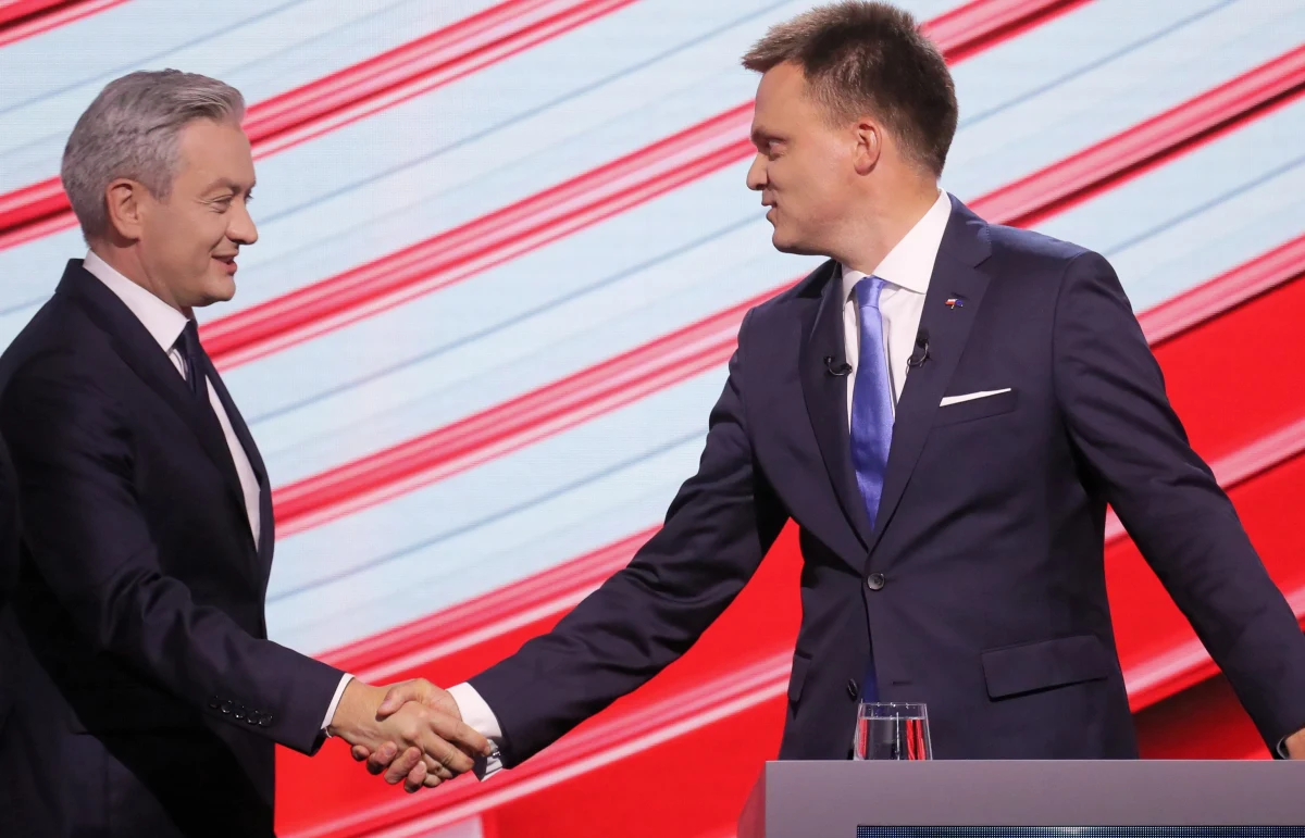 "Radzę Robertowi Biedroniowi, aby spuścił z tonu i ograniczył emocje. Nie odnajduję się w języku debaty, jaki zaproponował, nazywając mnie zresztą w innym programie tchórzem i wyzywając od najgorszych" - podkreślił marszałek Sejmu Szymon Hołownia (Polska 2050).